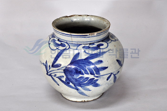 전시실_유물_백자청화불수감항아리_포토샵버전 copy.JPG 이미지